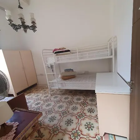 Hostel Bedsits In A Female Only *